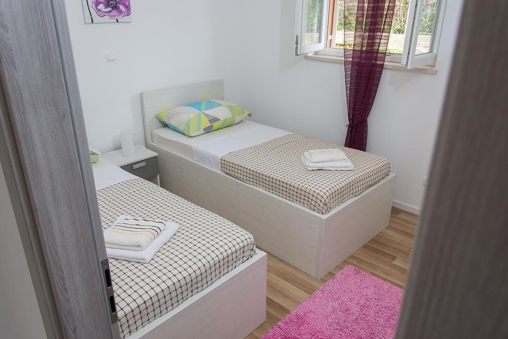 Apartment Gamma With Hydromassage Mini Pool Near Split Žrnovnica Εξωτερικό φωτογραφία