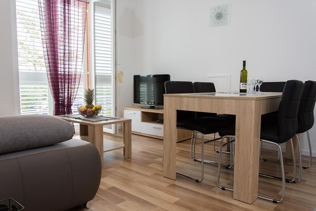 Apartment Gamma With Hydromassage Mini Pool Near Split Žrnovnica Εξωτερικό φωτογραφία
